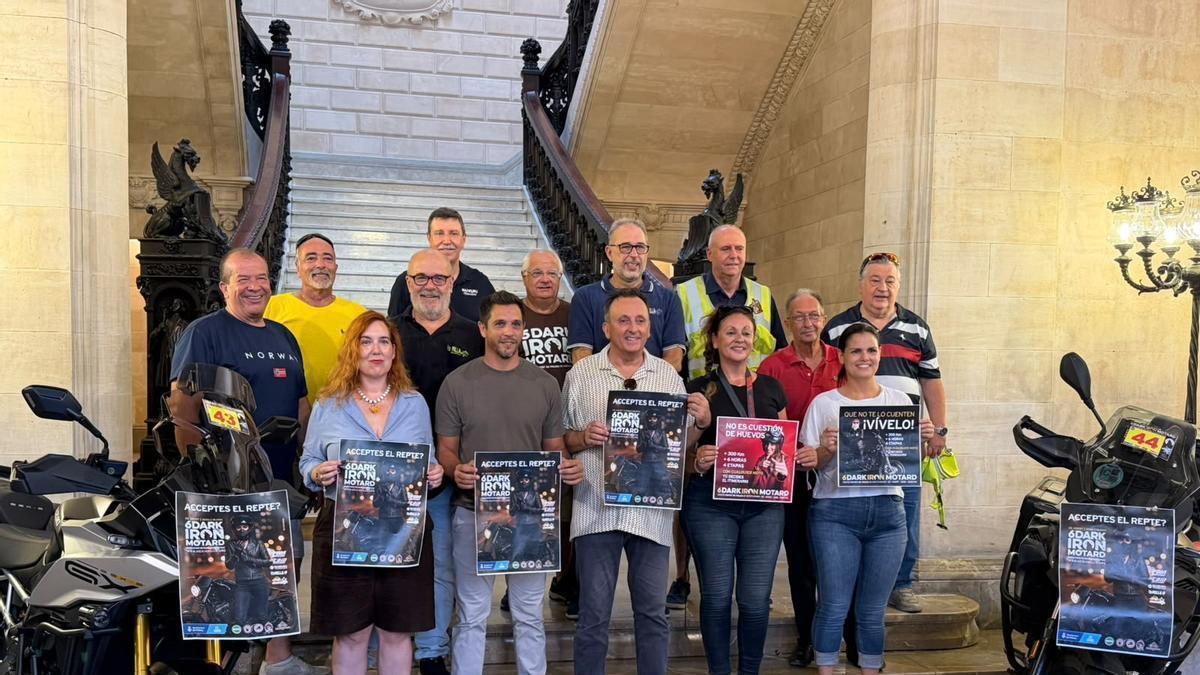 Los organizadores de la prueba posan en el vestíbulo del Ayuntamiento de Palma