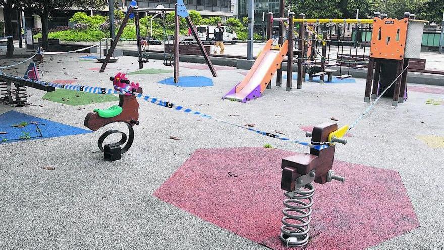 Zona de juegos infantiles de la plaza de Pontevedra, precintada.