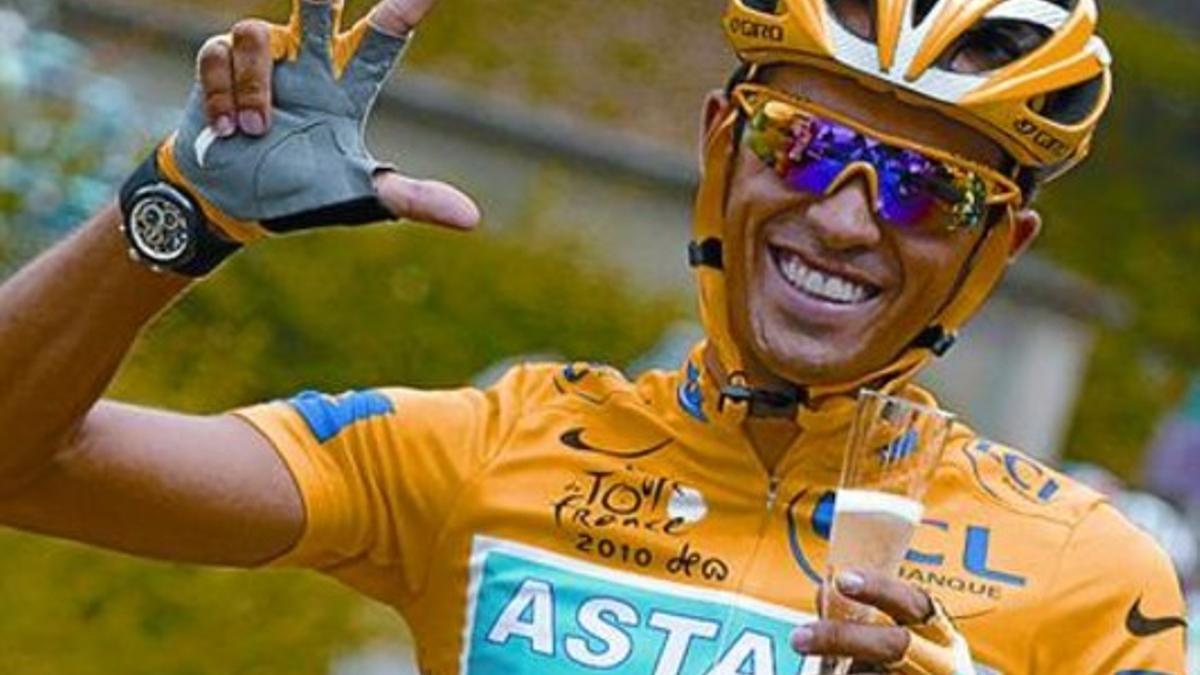 Alberto Contador celebra la victoria en el tercer Tour, camino de París.