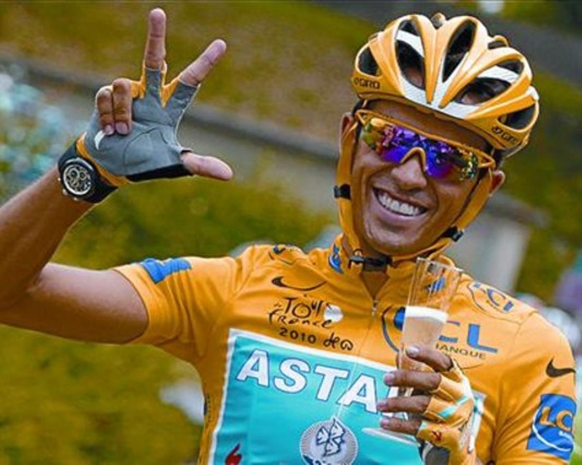 Alberto Contador celebra la victoria en el tercer Tour, camino de París. Alberto Contador celebra la victoria en el tercer Tour, camino de París.