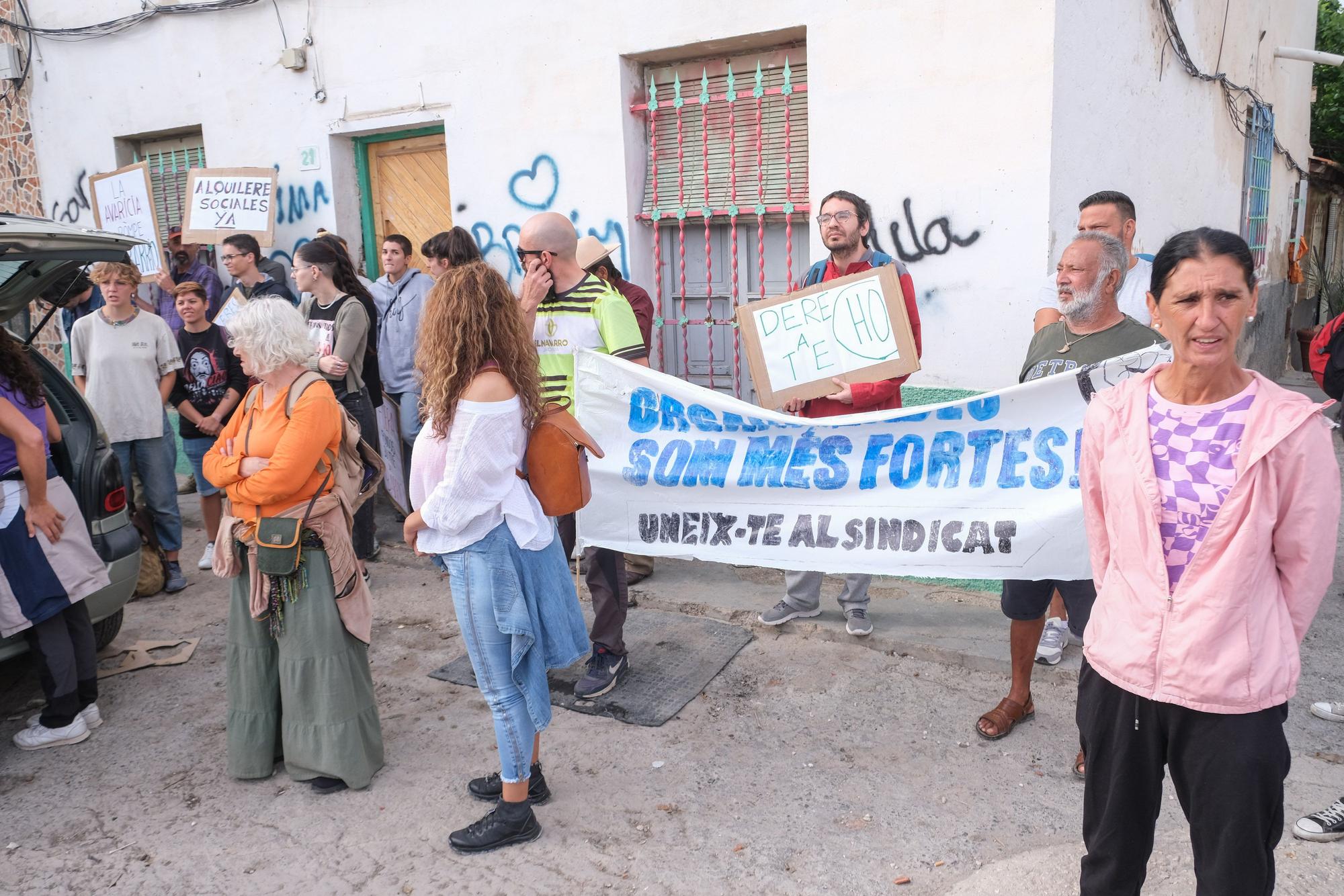 Frenan el desahucio de un hombre con cuatro hijos en Alicante