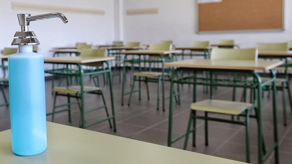 Gel hidroalcohólico y mesas separadas en un aula de un colegio de Arroyo de la Encomienda (Valladolid), el pasado miércoles, 26 de agosto