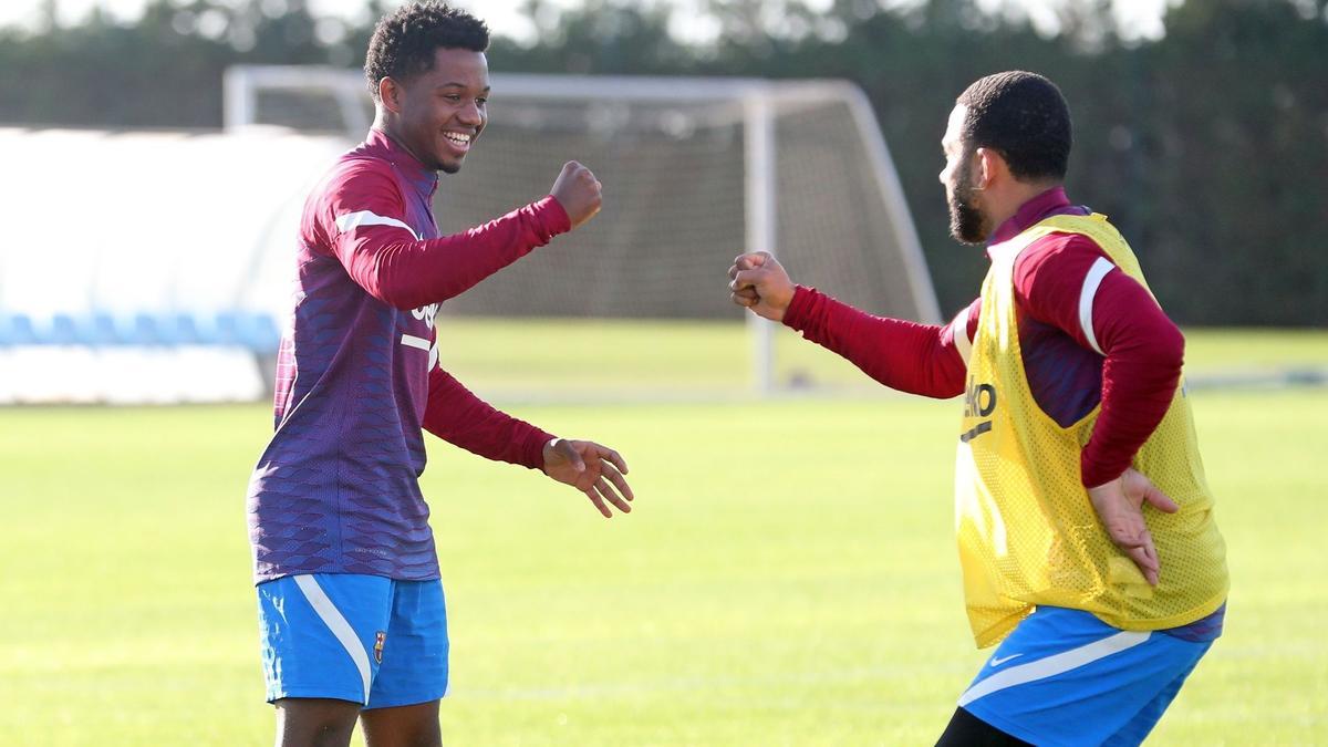 Ansu Fati y Memphis Depay, en un juego inicial del entrenamiento azulgrana.