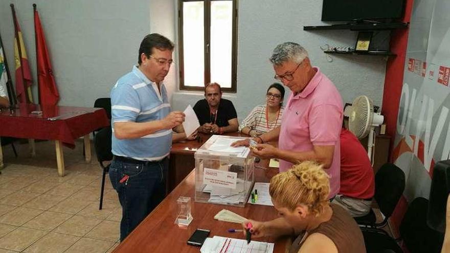 Fernández Vara se dispone a votar en Olivenza (Badajoz). // Efe