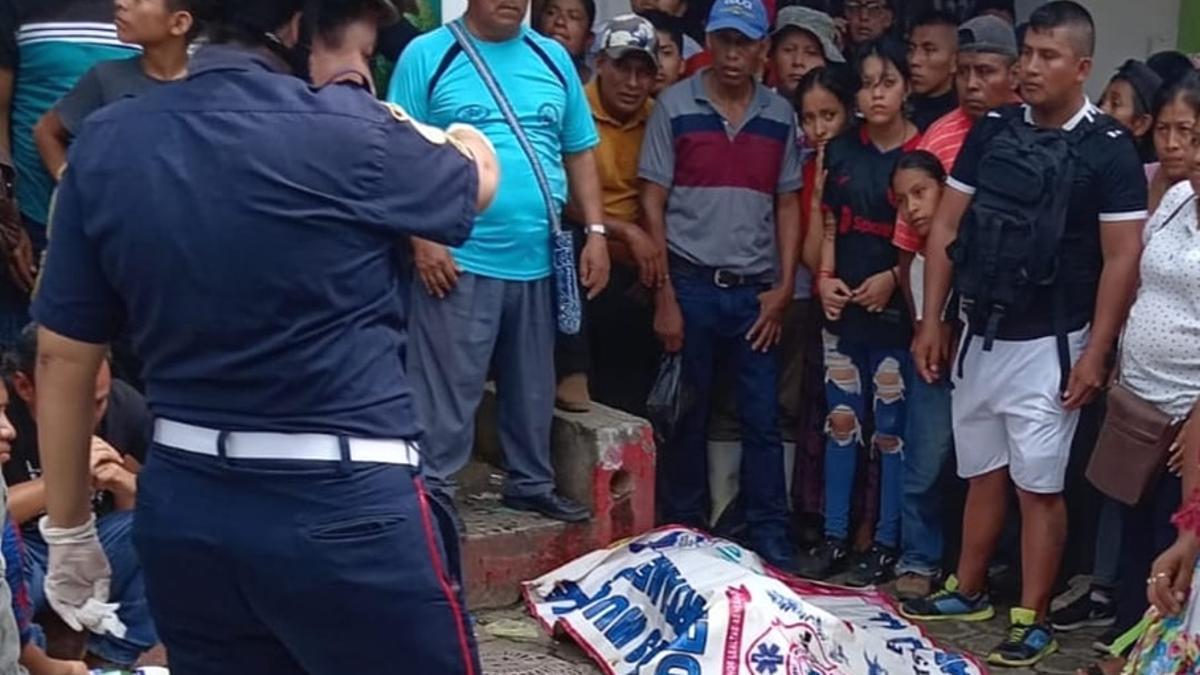 Los vecinos de La Tinta observando perplejos el desarrollo de los acontecimientos