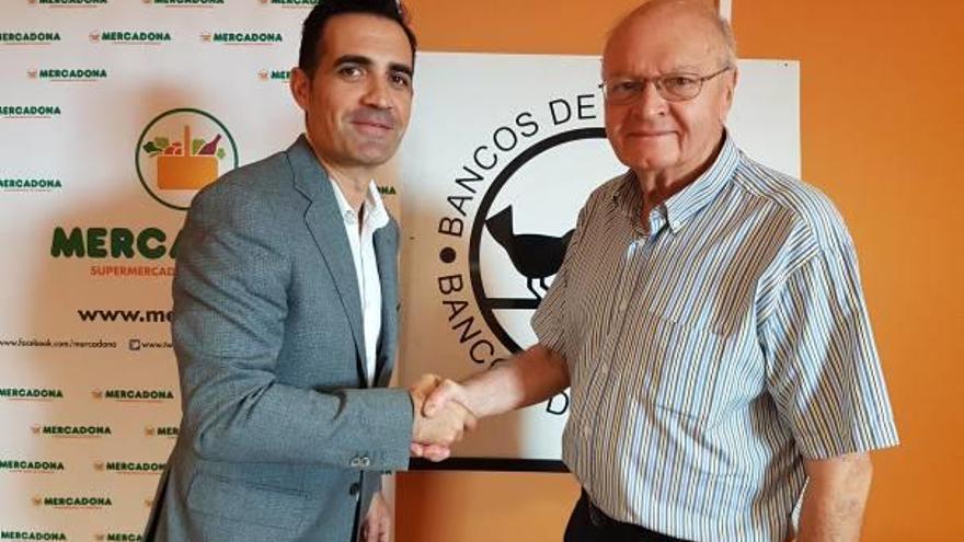 Luis Consuegra, de Mercadona, con Juan V. Peral, del Banco de Alimentos.