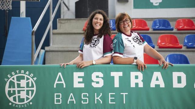 Marga Fernández y Paula Pose, en el pabellón Coto Ferreiro de A Estrada.