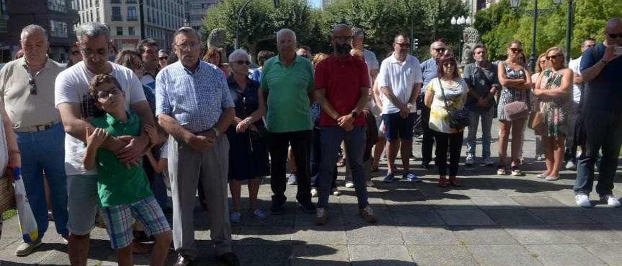 Minuto de silencio guardado ante el consistorio de Vilagarcía. // Noé Parga