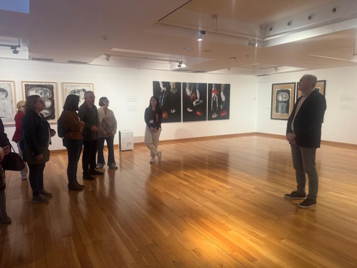 El artista Paco Santana en una "visita comentada" en la que el público interpretaba las obras expuestas.