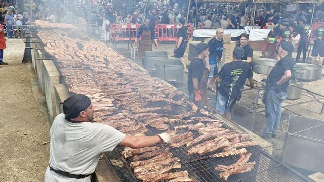 Un momento de la fiesta del churrasco, una oportunidad para degustar manjares de la Serra do Suído.