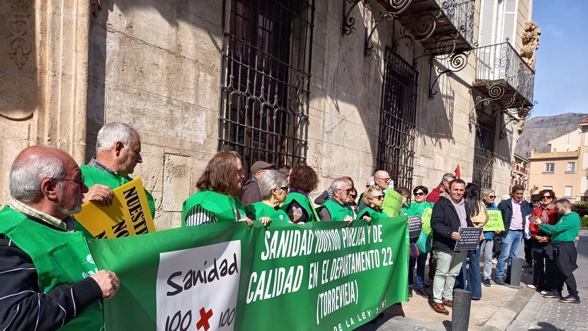 Fotos: miembros de la plataforma por la sanidad pública en el Ayuntamiento de Orihuela / Vídeo: terrenos públicos propiedad del Ayuntamiento donde Ribera quiere construir un hospital privado en Orihuela Costa