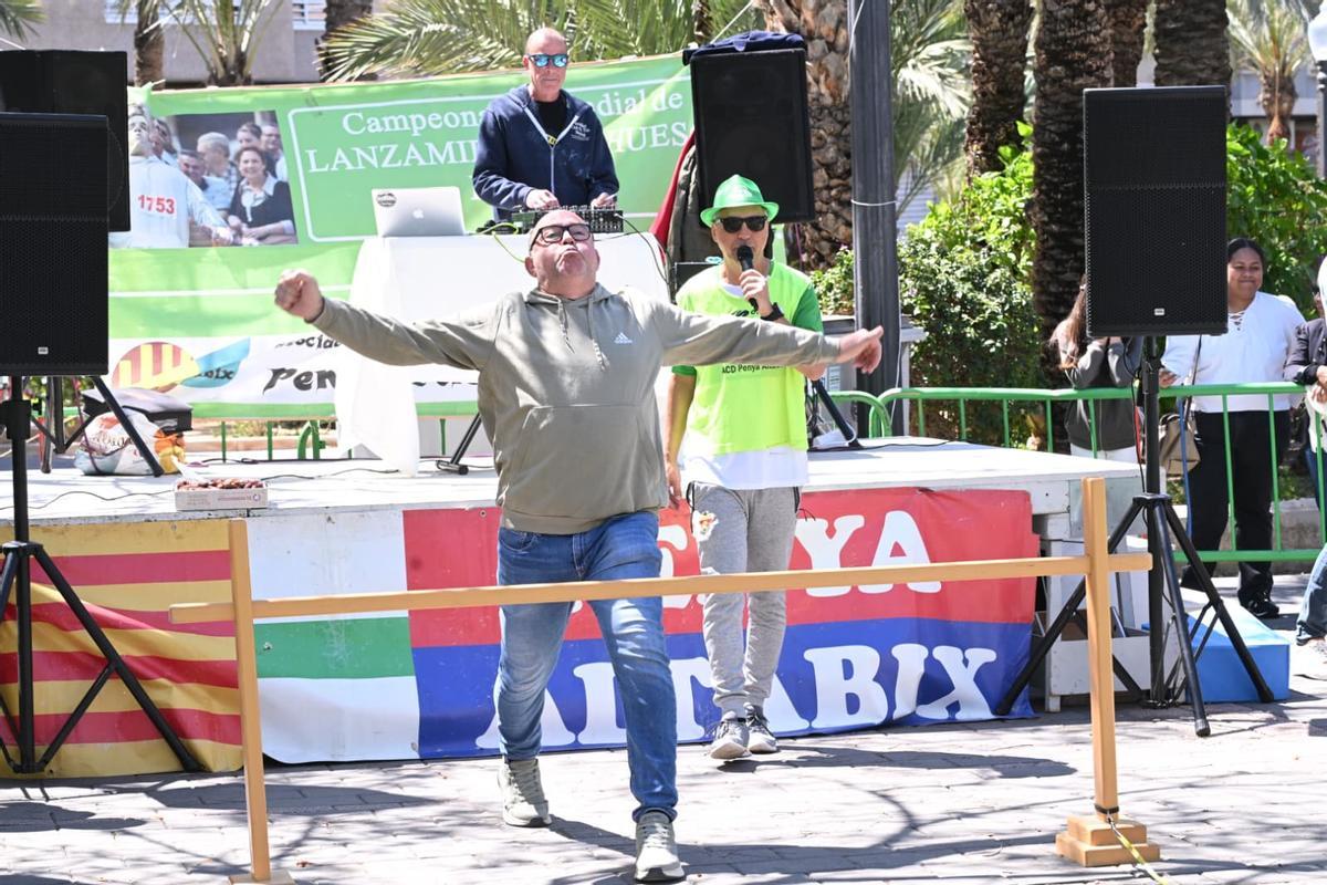 Los mejores momentos del campeonato de lanzamiento de hueso de dátil en Elche este segundo lunes de Pascua