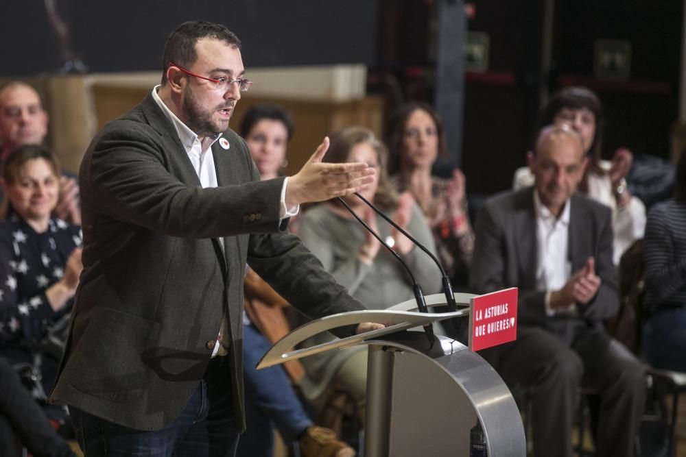 Mitin del PSOE y paseo de Carmen Calvo por Oviedo