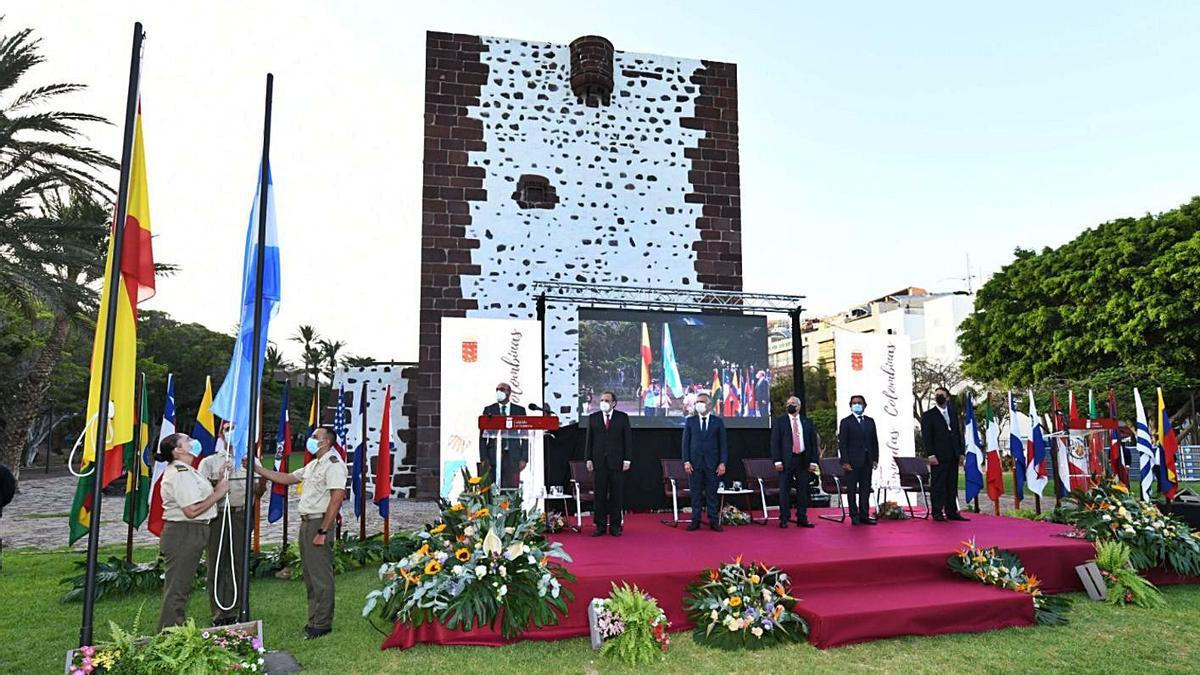 Las autoridades durante el Acto Institucional de las Jornadas Colombinas, en el momento de izado de las banderas.