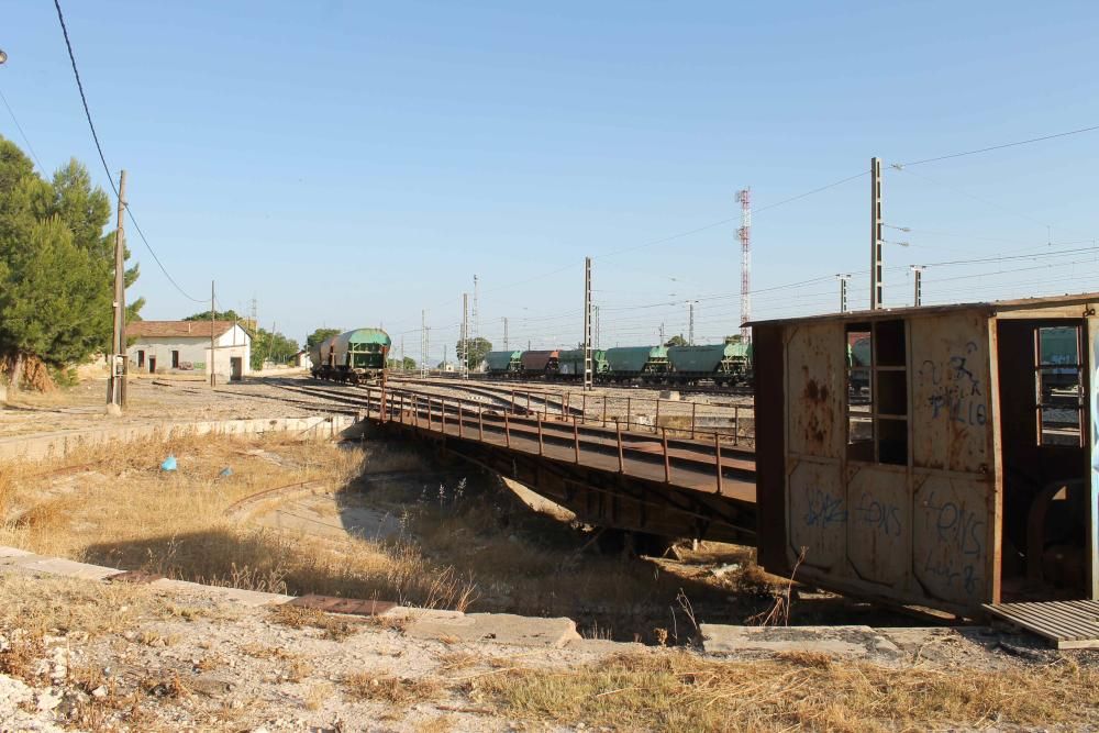 Detalle de la placa giratoria, ahora abandonada a su suerte. Se utilizó hasta primeros de la década de los noventa para girar las máquinas del Talgo.