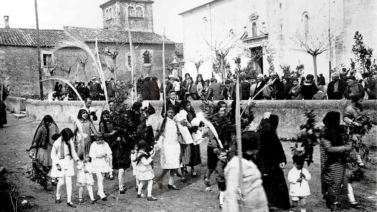 Celebració del Diumenge de Rams en el padró de la parròquia de Sant Cugat de Salt, en una imatge datada el 1920; al fons, el Mas Llorens.