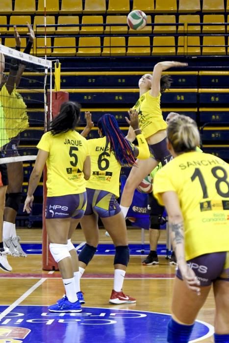 25-02-20 DEPORTES. CENTRO INSULAR DE LOS DEPORTES. LAS PALMAS DE GRAN CANARIA. Entrenamiento y foto de grupo del equipo femenino de volleyball IBSA 7 Palmas.    Fotos: Juan Castro.  | 25/02/2020 | Fotógrafo: Juan Carlos Castro