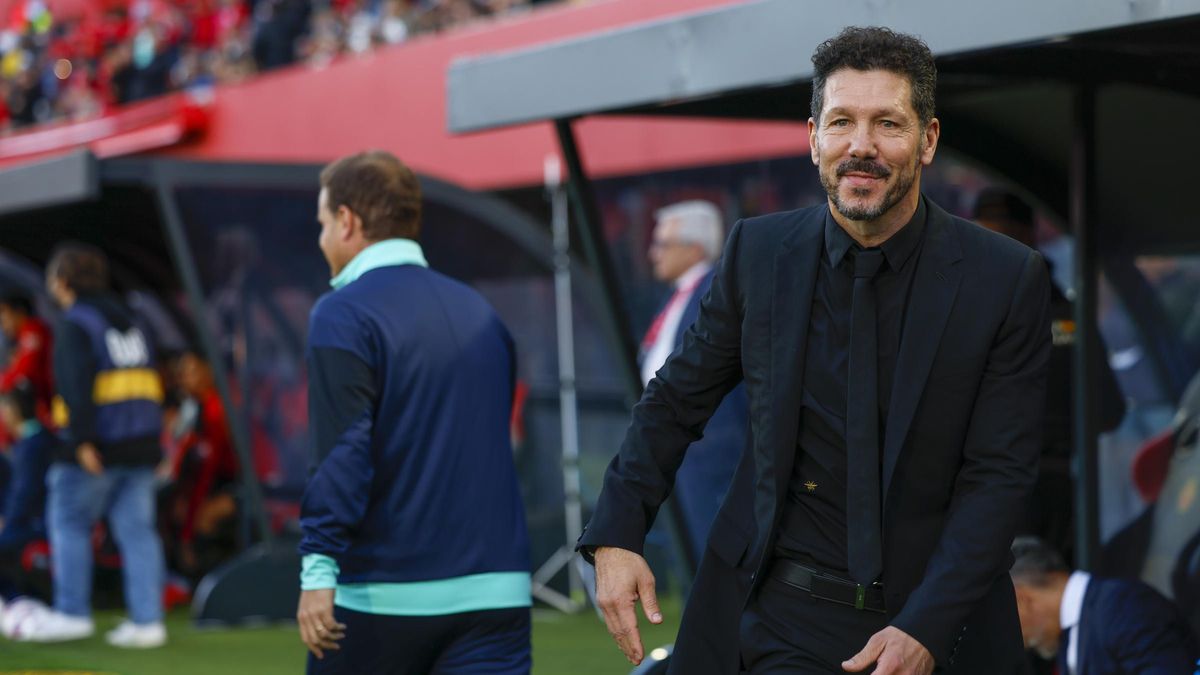 Diego Pablo Simeone, entrenador del Atlético, después de saludar a su homólogo en el Mallorca, Jagoba Arrasate.