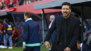 Diego Pablo Simeone, entrenador del Atlético, después de saludar a su homólogo en el Mallorca, Jagoba Arrasate.