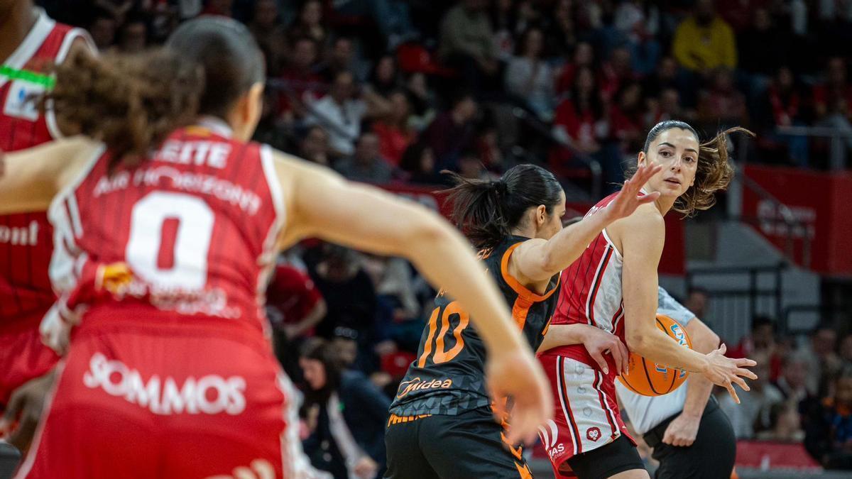 Mariona, con el balón y Carla Leite en primer plano
