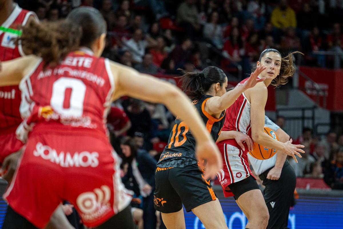 Mariona, con el balón y Carla Leite en primer plano