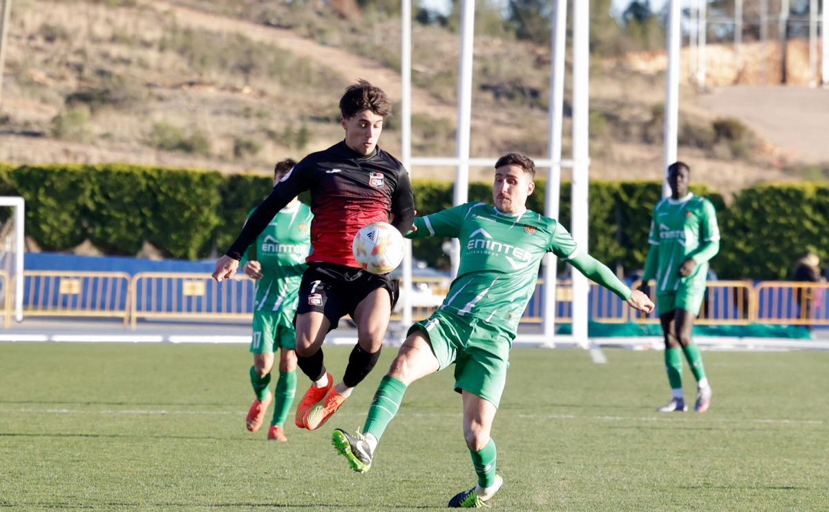 Eneko Delgado en un lance del partido ante el Cornellà