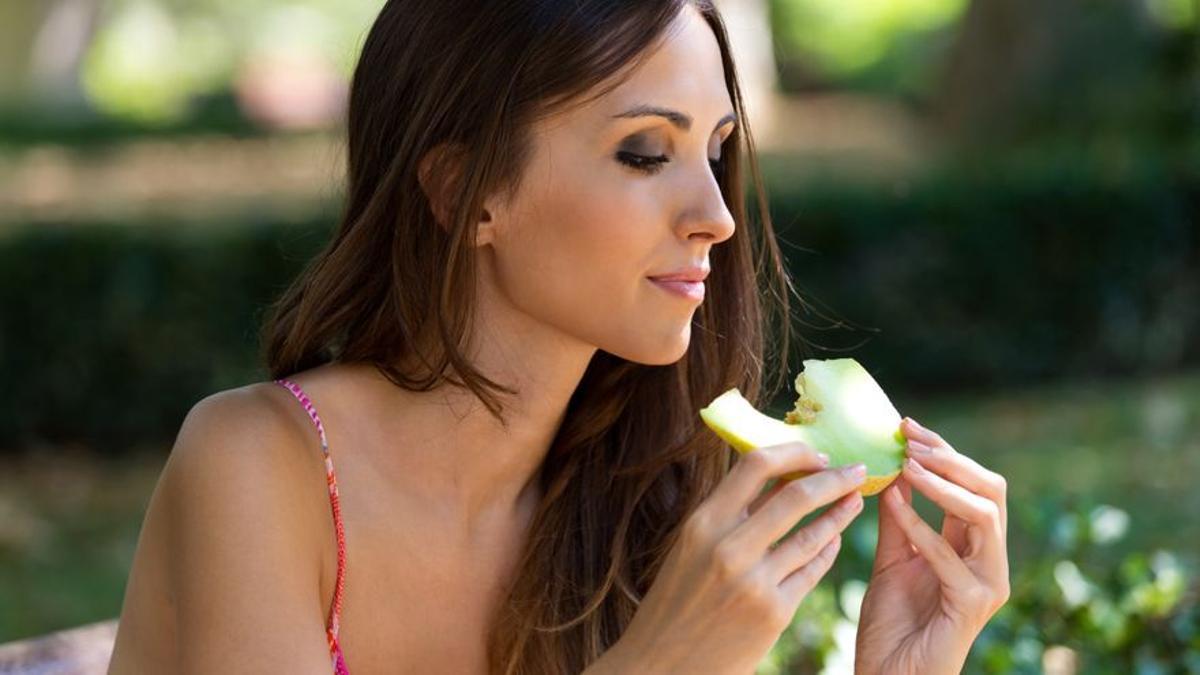 Una joven come una jugosa rodaja de melón.