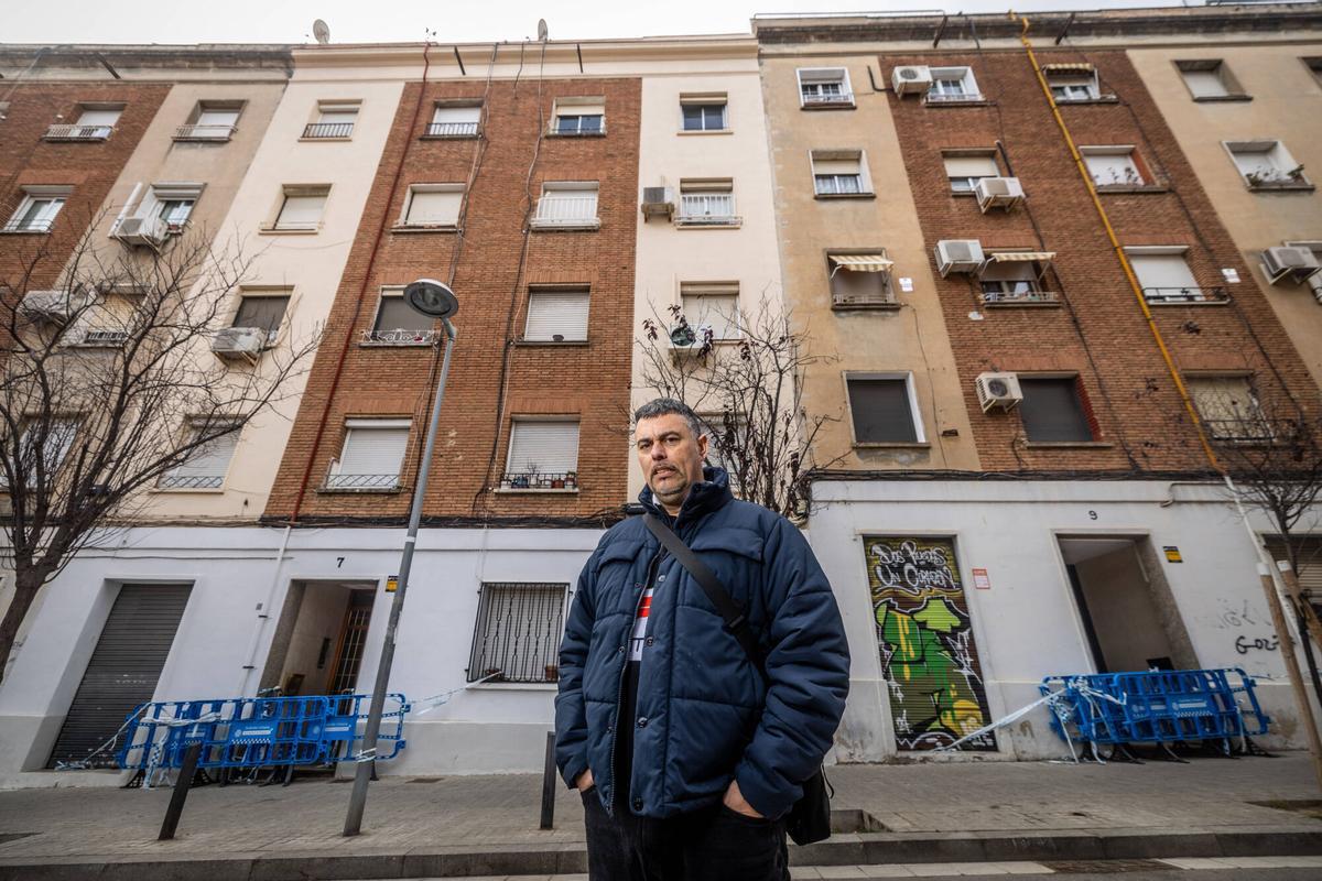 badalona 29/01/2025 Barcelona. - David Enri, propietario de un piso en el número 7 de la calle Canigó de Badalona, el adyacente al derrumbado