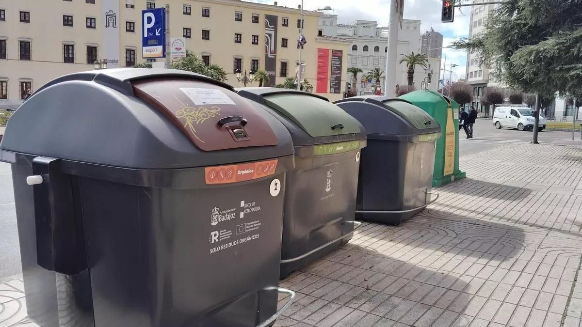 Contenedores de basura para los distintos tipos de residuos.