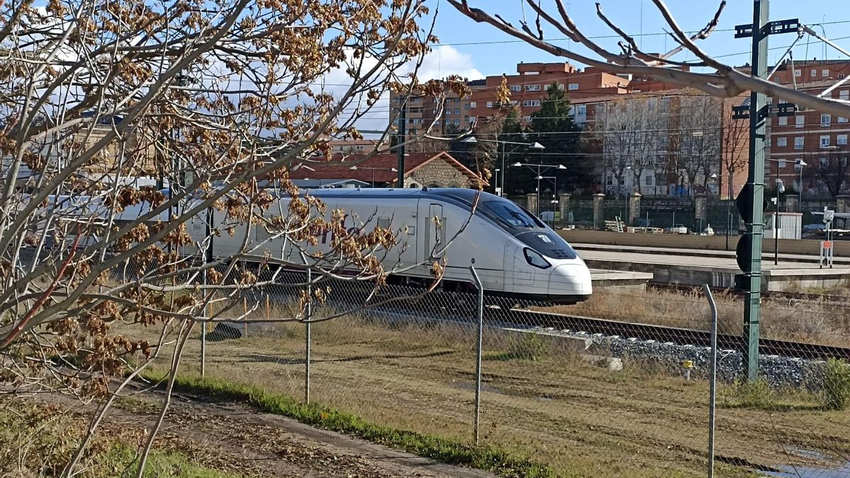 El Talgo Avril, apartado en la estación de Zamora durante el fin de semana