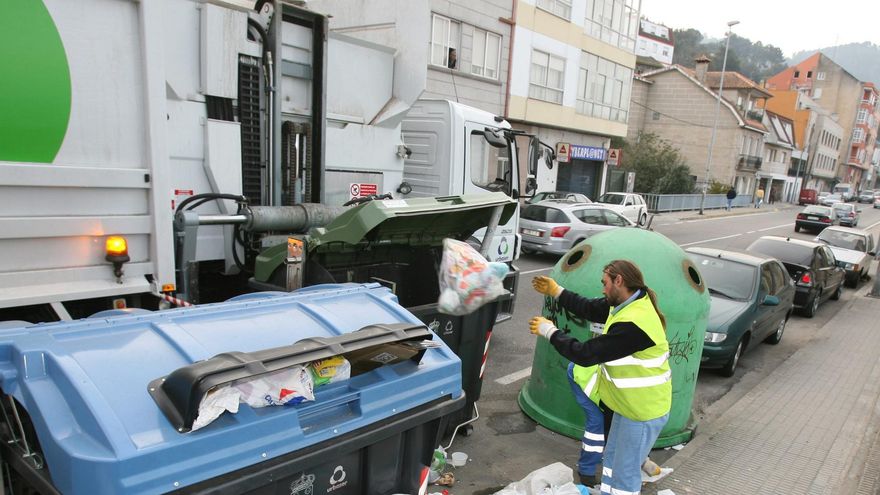 Trabajadores de Urbaser en Redondela en una foto de archivo.