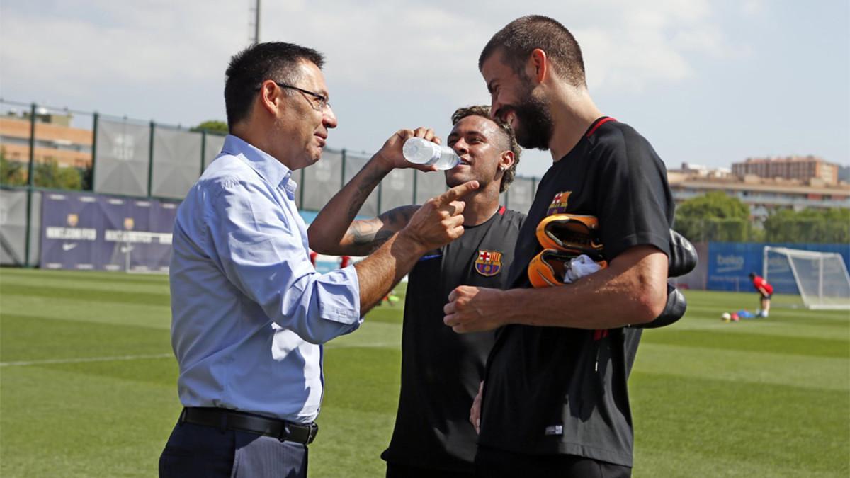 Josep Maria Bartomeu, Neymar y Gerard Piqué en la Ciudad Deportiva Joan Gamper del Barça el pasado 16 de julio