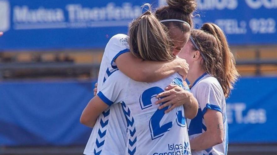 Las jugadoras blanquiazules celebran un gol en casa.