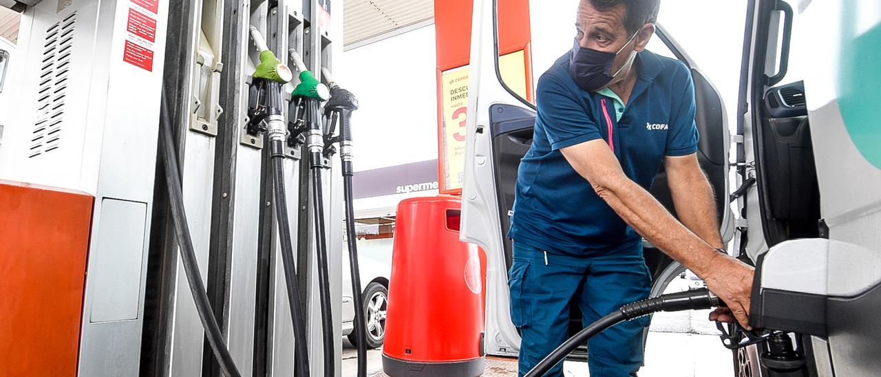 Un conductor reposta su vehículo en una gasolinera de las Islas.