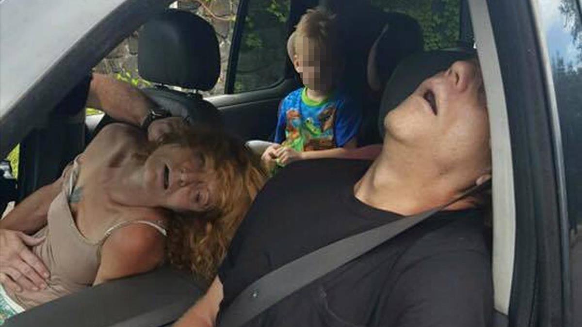 Un nen, al seient del darrere d’un cotxe, amb la seva mare i un home inconscients pel consum d’heroïna, a l’East Liverpool, estat d’Ohio, el setembre del 2016.
