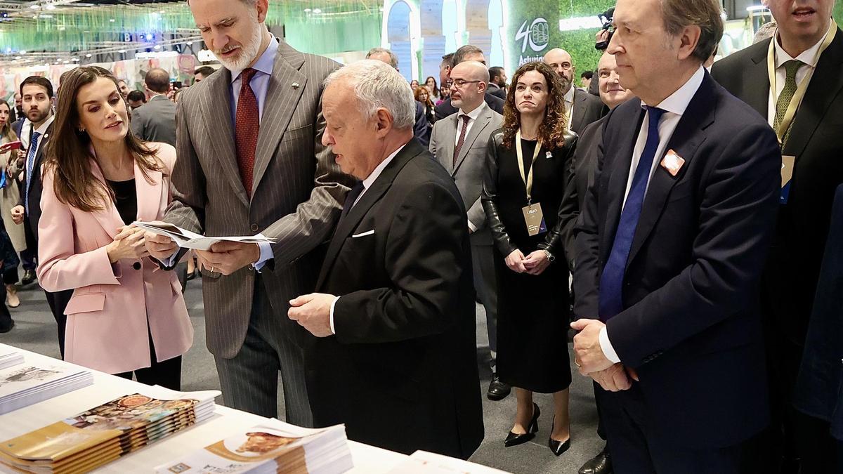 Los reyes durante la Inauguración de Fitur 2025, visitan el estand de Castilla y León.
