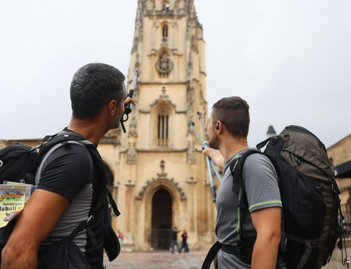 Dos peregrinos, en la plaza de la Catedral de Oviedo. | lne
