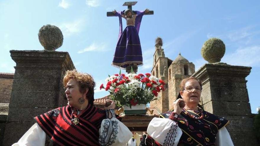 Dos mujeres portando las andas del Cristo, ayer en Fuente Encalada.