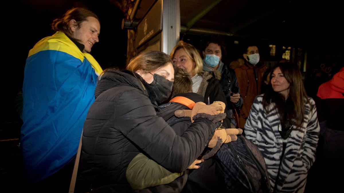 María abraza a Artur, nada más bajar del autobús en València