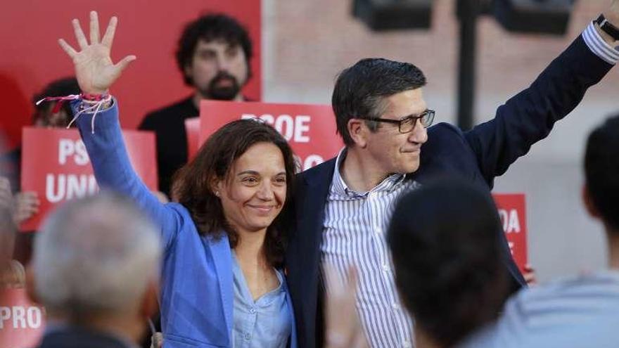 López, con la secretaria general del PSOE-Madrid, Sara Hernández.  // Efe