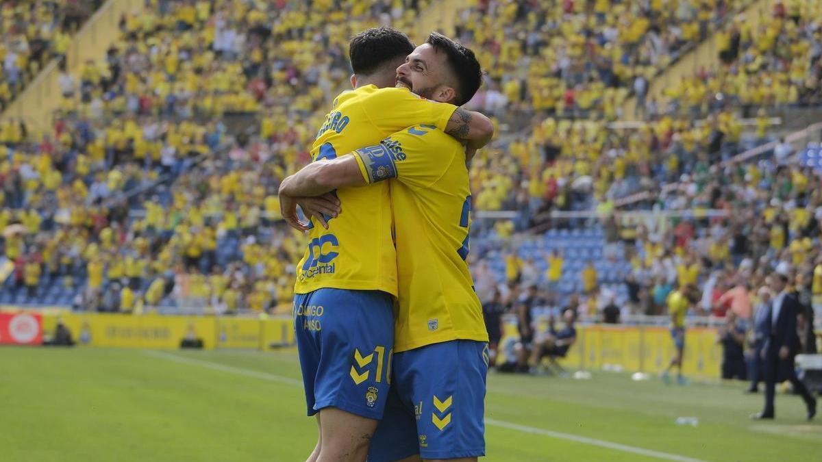 Kirian Rodríguez, a la derecha, se abraza con Alberto Moleiro en el 1-0 al Villarreal el pasado sábado