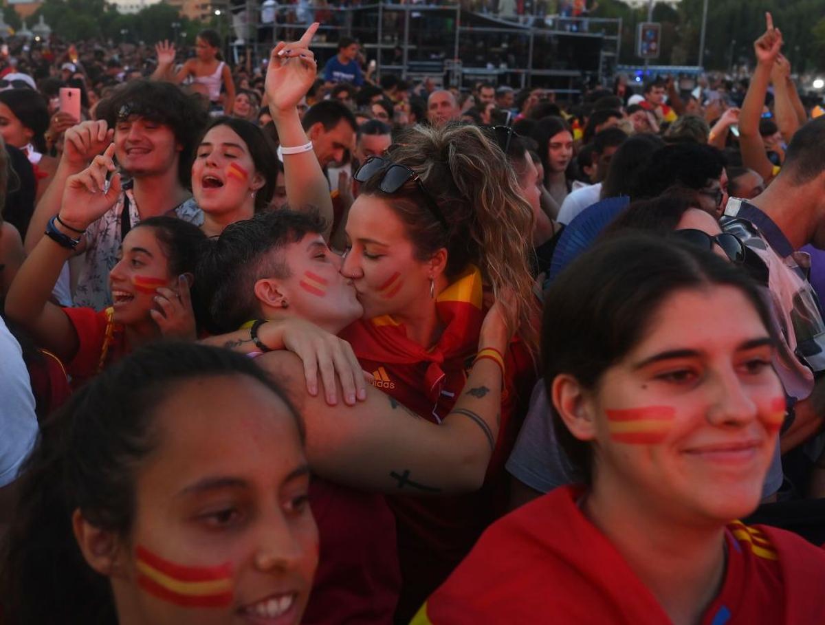 La gran fiesta del triunfo de la selección española de fútbol femenino en Madrid, en fotos