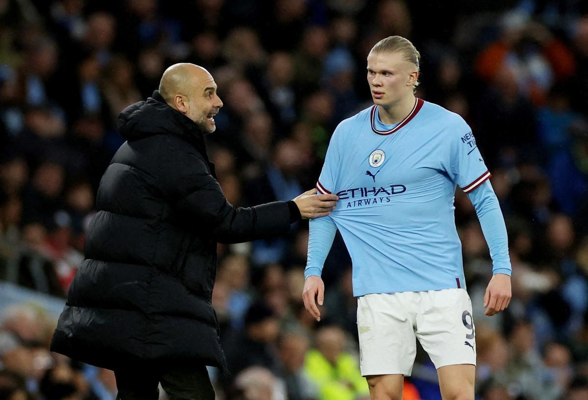 Pep Guardiola agarra a Erling Haaland en el partido de FA Cup ante el Burnley donde se lesionó.