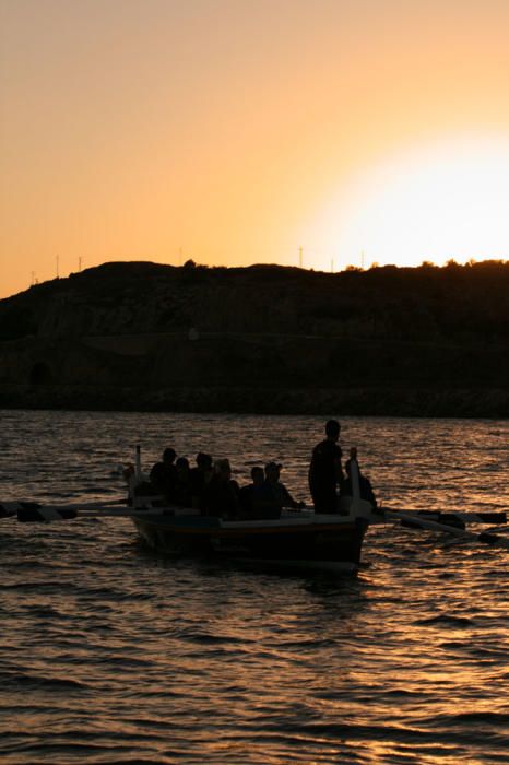 La Asociación de Amigos de la Barca de Jábega celebró el pasado lunes el solsticio de verano en la playa de La Araña con paseos en barca de jábega, sones de caracolas y lectura de poemas y relatos