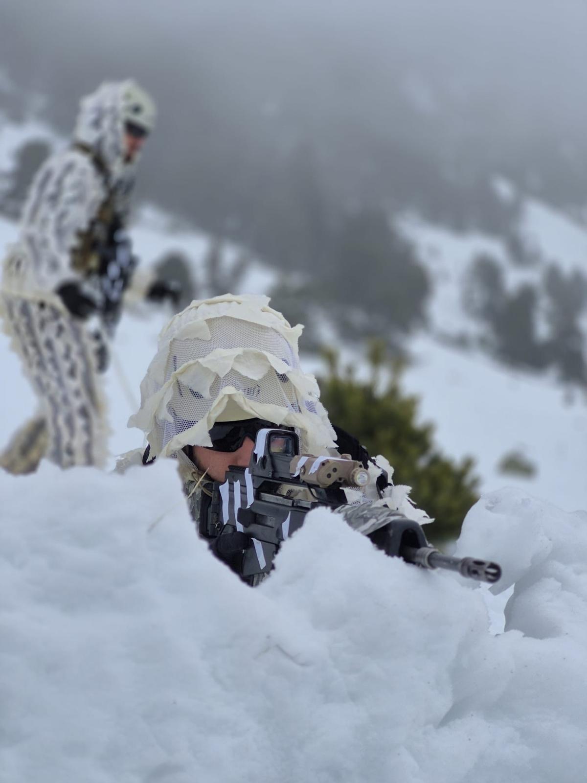 Un cazador del Regimiento América 66, durante su adiestramiento en Cerler