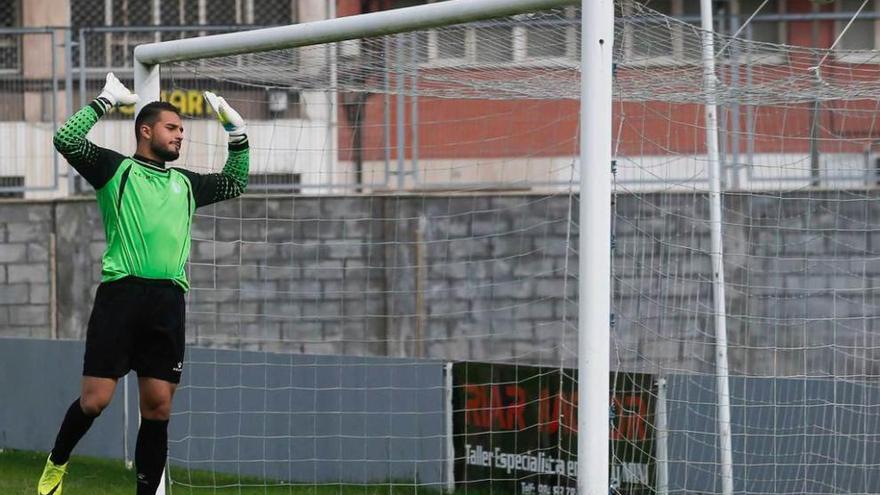 Lucas Anacker, en una acción del partido ante el Lugones, su debut como titular esta temporada.