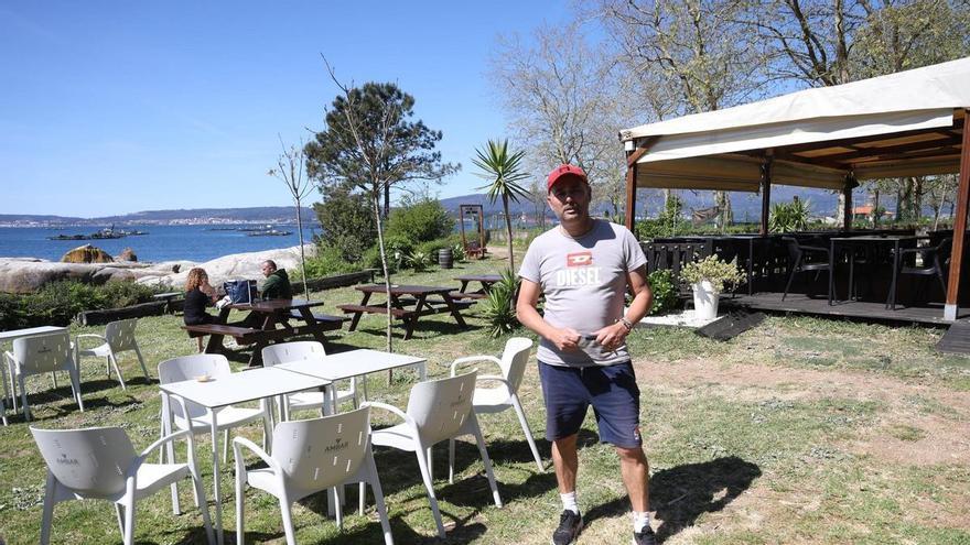 Los chiringuitos de playa miran al cielo en el inicio de su campaña más larga