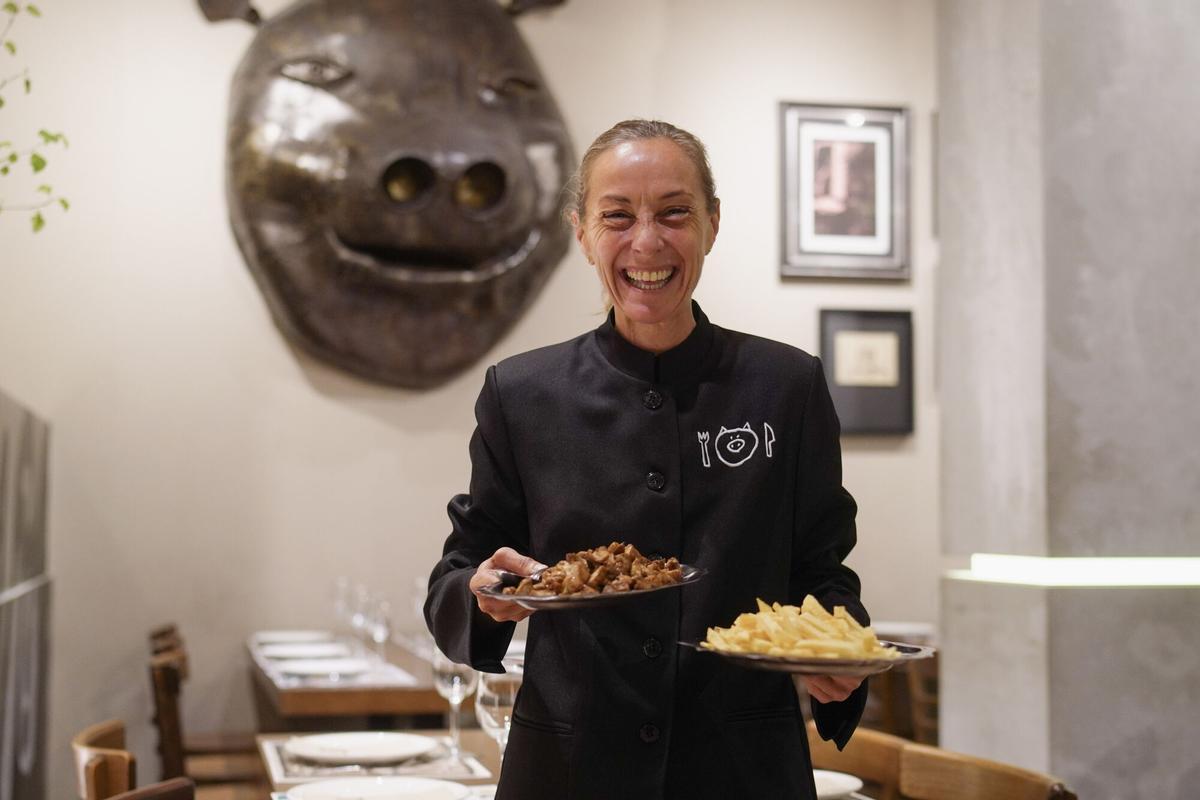 Laura García, la encargada de Raxaría As Neves, en A Coruña, con su famoso raxo con patatas.