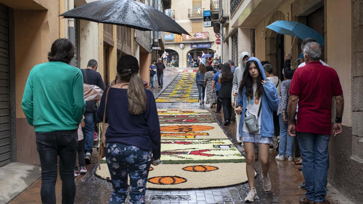 La pluja ha aparegut quan s'han acabat de confeccionar les catifes