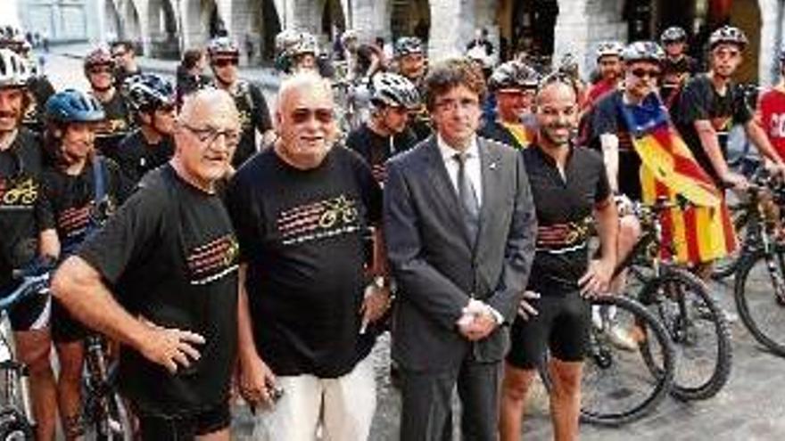 L&#039;alcalde de Girona, Carles Puigdemont, amb els concursants de la pedalada.